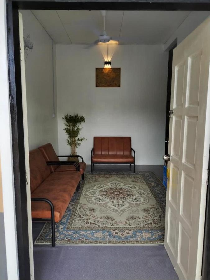 Homestay Embah Ros & Embah Lek Hutan Melintang Exterior photo