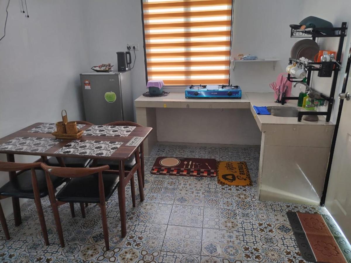 Homestay Embah Ros & Embah Lek Hutan Melintang Exterior photo
