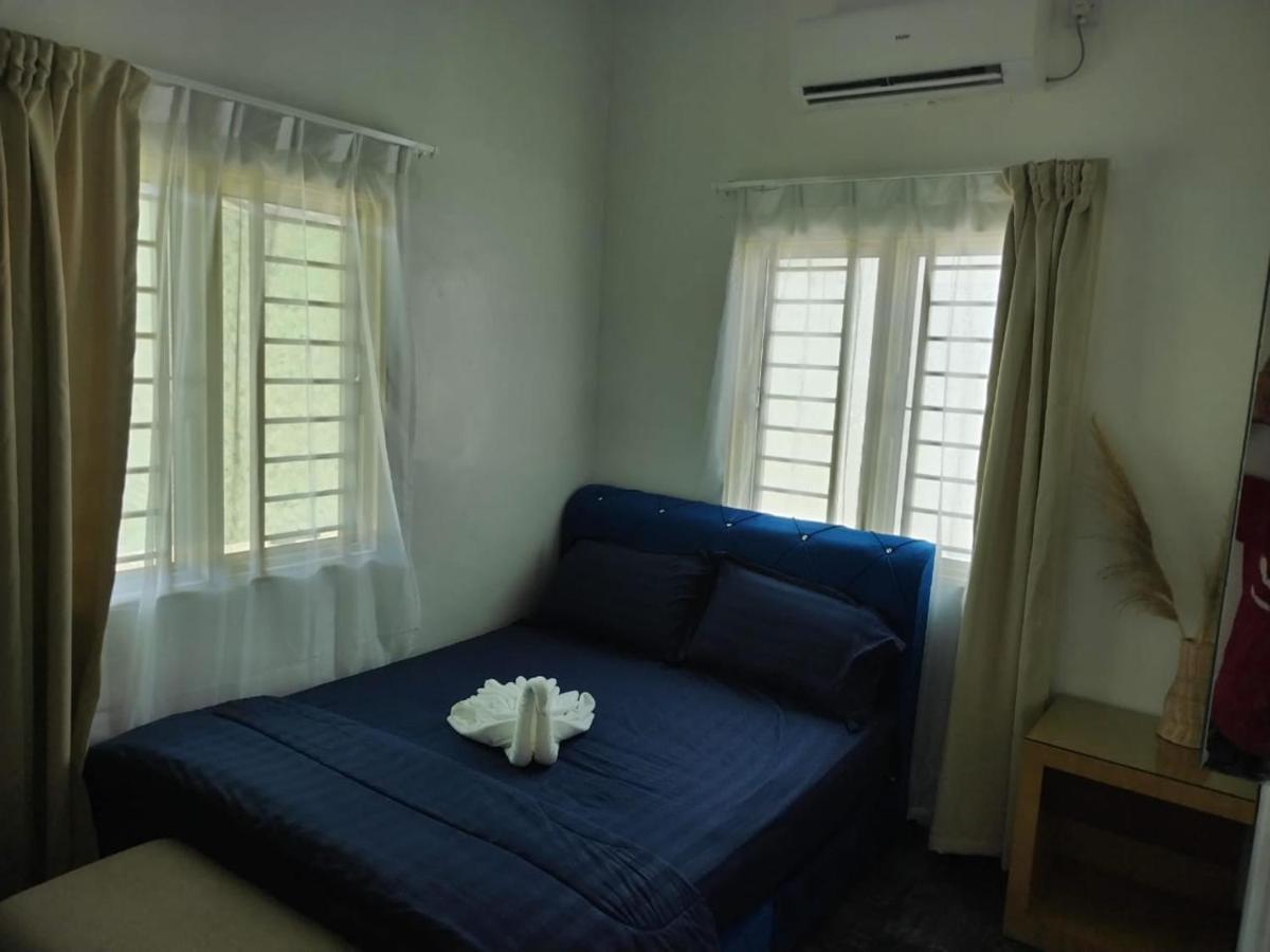 Homestay Embah Ros & Embah Lek Hutan Melintang Exterior photo